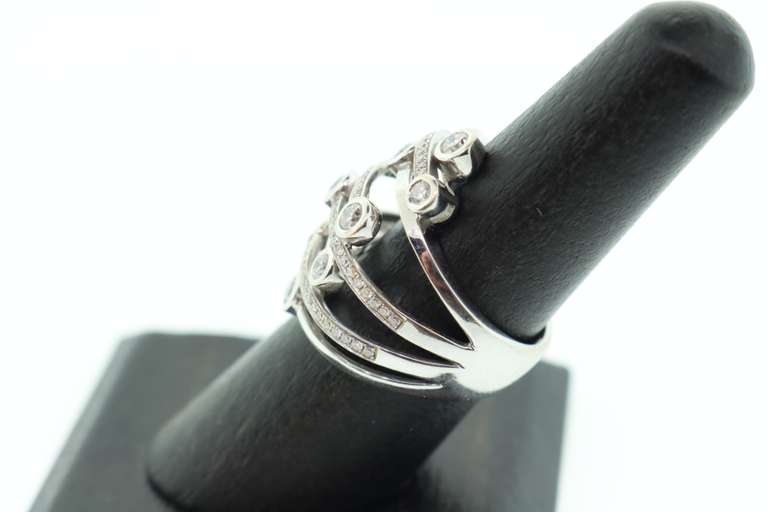 LADIES 18K WHITE GOLD AND DIAMOND RING