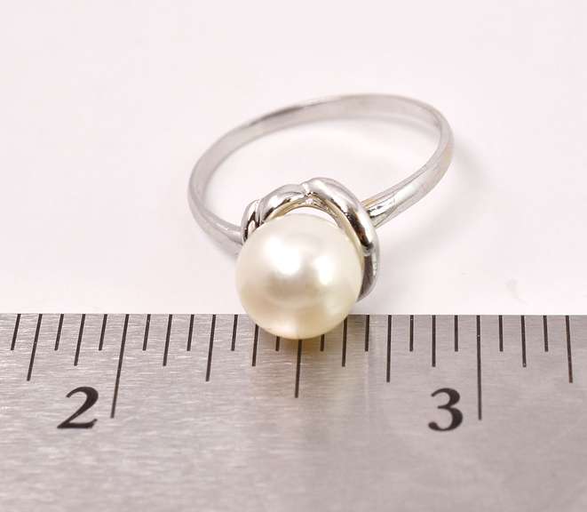Lovely Pearl Ring in 18K White Gold