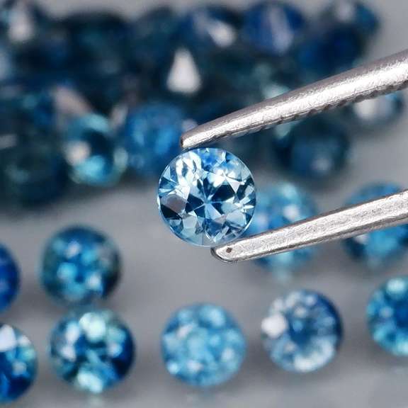 Glistening 3.68ct royal blue Sapphire set