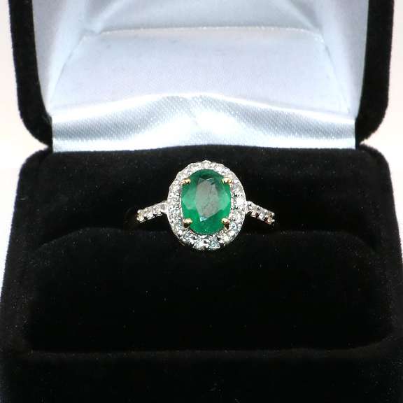 Elegant Emerald and Diamond 14kt Ring