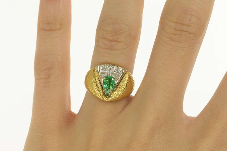 18K Yellow Gold 1950's 0.87 Ctw Pear Emerald Pave Textured Ring