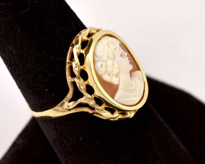 Amazing Cameo Ring in 14K Yellow Gold