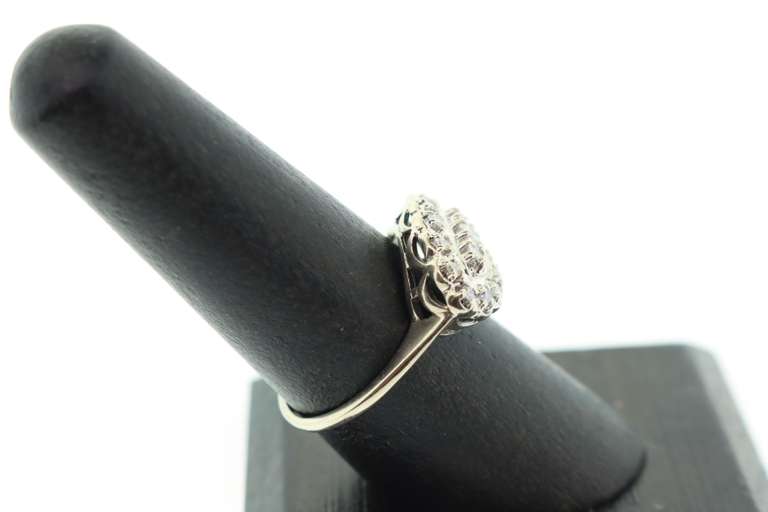 LADIES 14K WHITE GOLD AND DIAMOND ANTIQUE RING.
