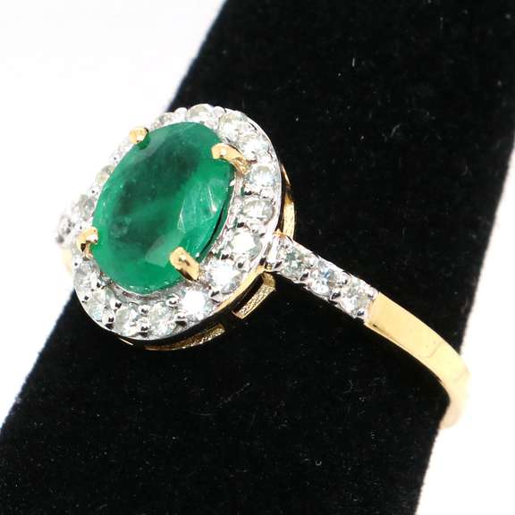 Elegant Emerald and Diamond 14kt Ring