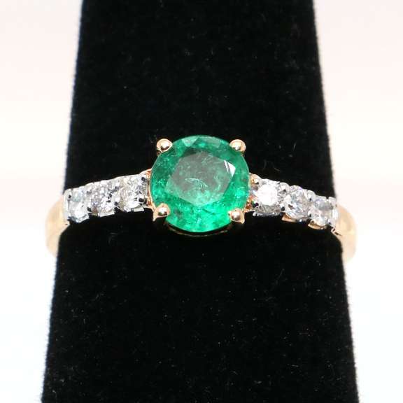 Pretty 14kt Gold Emerald and Diamond Ring