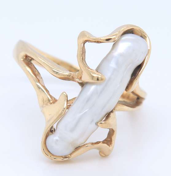 Charming Yellow Gold White Fresh Water Pearl Ring
