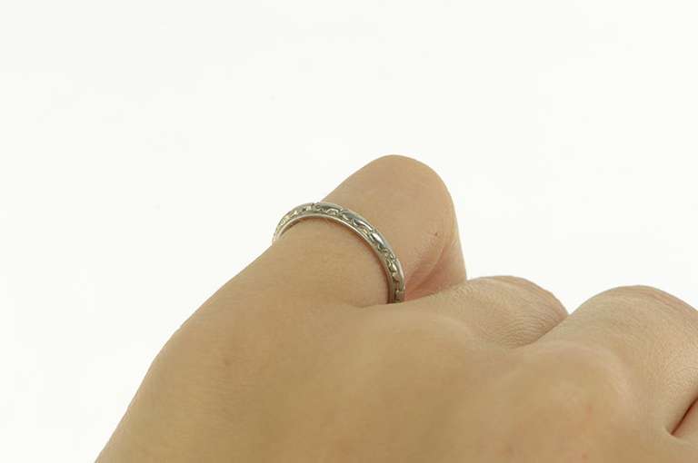 18K White Gold 2.5mm Art Deco Floral Pattern Wedding Band Ring