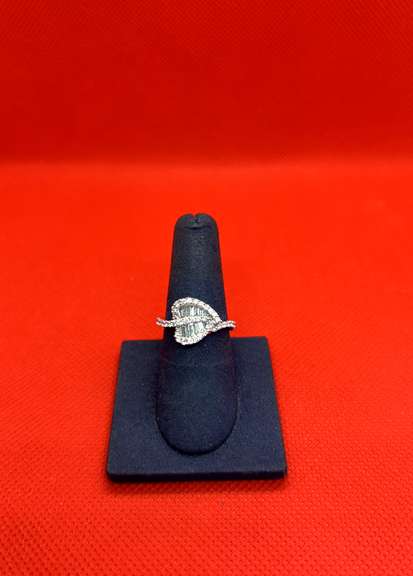 LADIES 18K WHITE GOLD DIAMOND RING