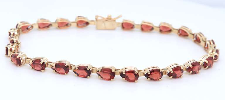 Attractive Yellow Gold Garnet oval Bracelet