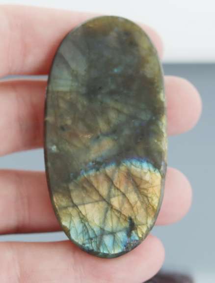Flashing! 141.50ct Labradorite cabochon
