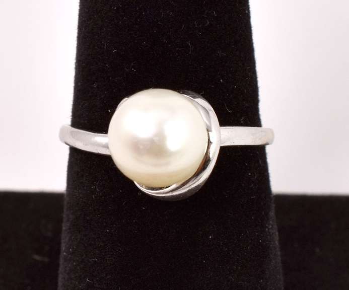 Lovely Pearl Ring in 18K White Gold