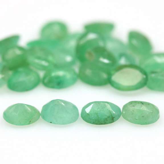 Bright emerald green 6.65ct 24pc emerald set