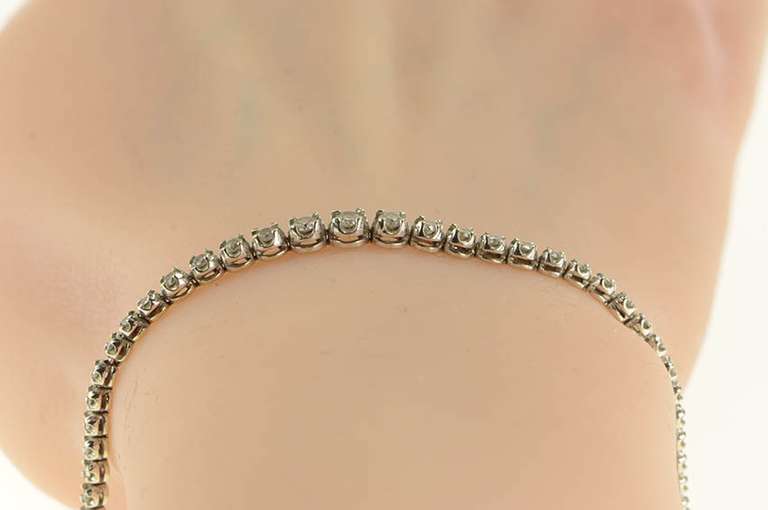 18K White Gold 1.00 Ctw Graduated Diamond Classic Tennis Bracelet