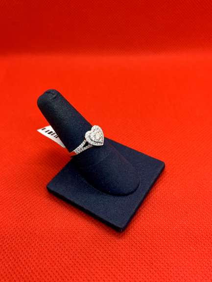 CUTE 14K WHITE GOLD HEART SHAPED DIAMOND RING 