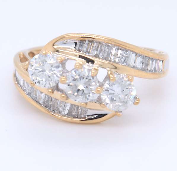 Elegant Yellow Gold Round Brilliant Cut and Baguette Diamond Ring
