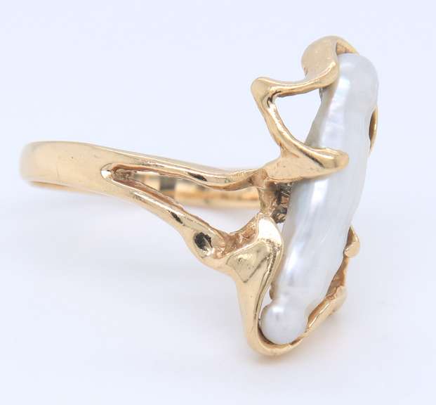 Charming Yellow Gold White Fresh Water Pearl Ring