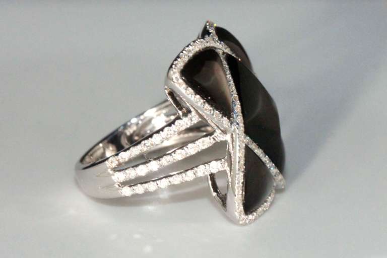 Elegant Cocktail Ring in 18k Gold
