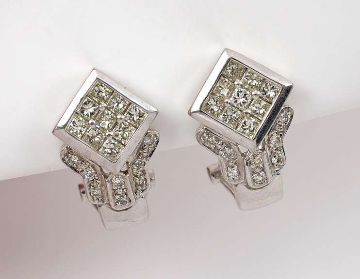 Gorgeous Diamond Earrings in 18K White Gold