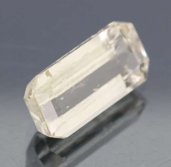 Striking 8ct high fire champagne Kunzite