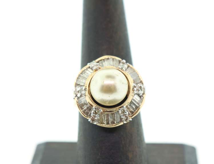 LADIES 14K GOLD AND DIAMOND PEARL RING.