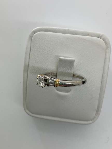 18K WHITE GOLD AND DIAMOND ENGAGEMENT RING