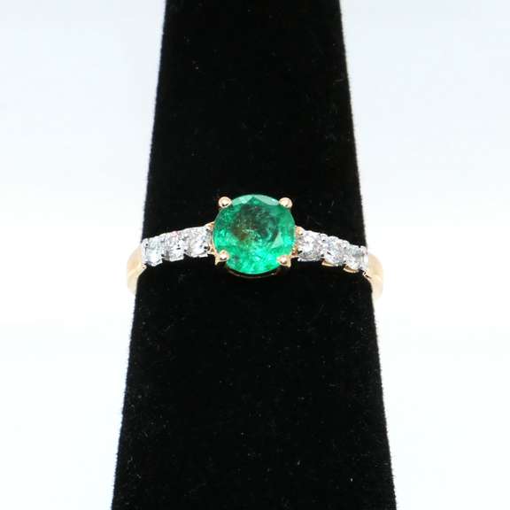 Pretty 14kt Gold Emerald and Diamond Ring