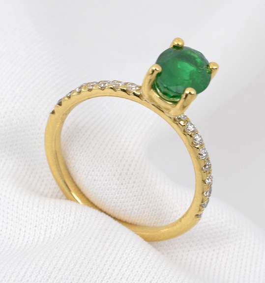 Classy Emerald & Diamond Ring in 14K YG