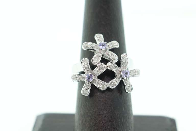 LADIES 10K WHITE GOLD AND DAMOND FLORAL RING