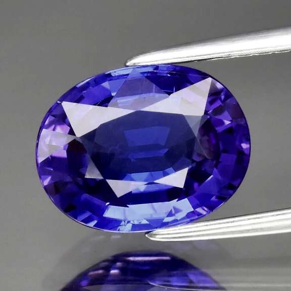 Exceptional 2.31ct top blue violet VVS Tanzanite center stone