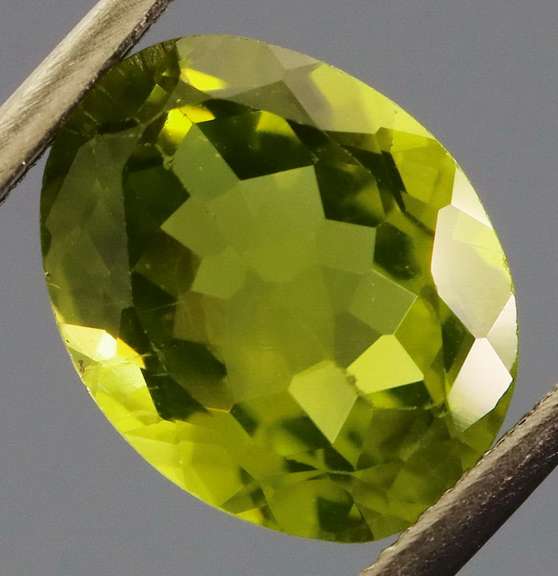 Eye catching 2.52ct Burma green Peridot