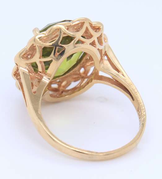 Charming Yellow Gold Peridot Cocktail Ring