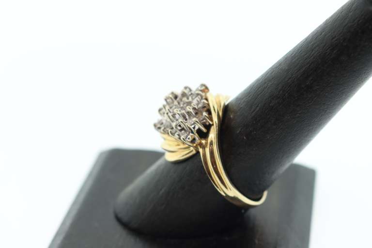 LADIES 14K GOLD AND DIAMOND RING.