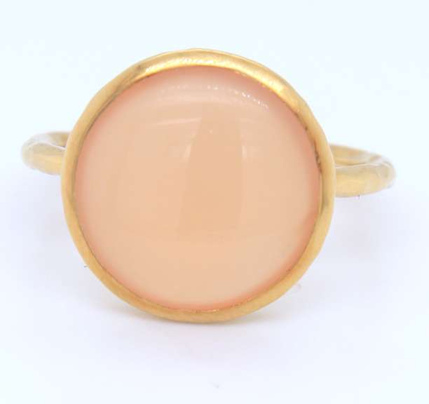 Chic 18kt Peach Chalcedony Circle Ring