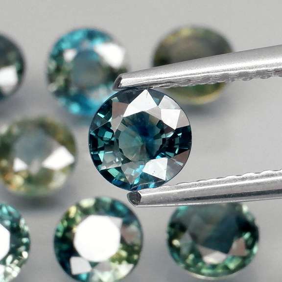 Heated only! 4.14 carat 8 piece Sapphire set