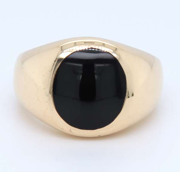 Attractive Yellow Gold Black Onyx Gent's Ring