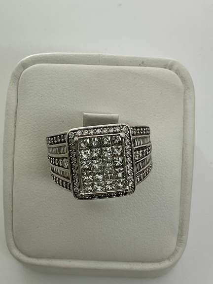 BRAND NEW LADIES 14K WHITE GOLD AND DIAMOND RING