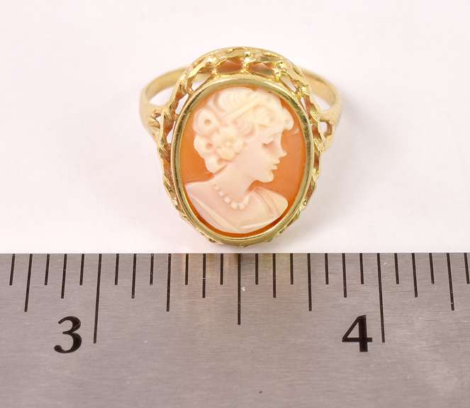 Amazing Cameo Ring in 14K Yellow Gold