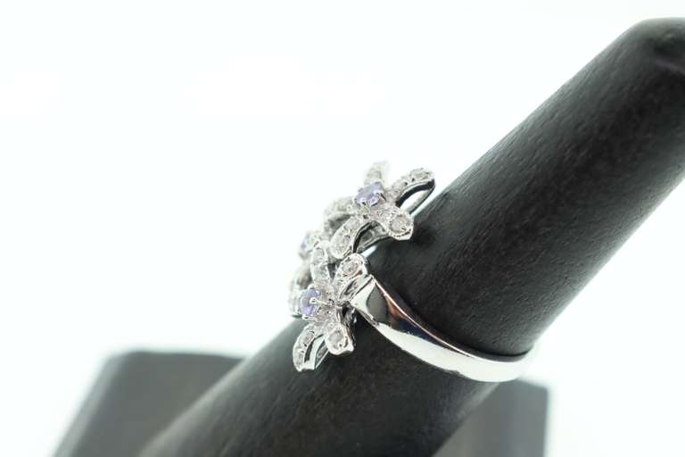 LADIES 10K WHITE GOLD AND DAMOND FLORAL RING