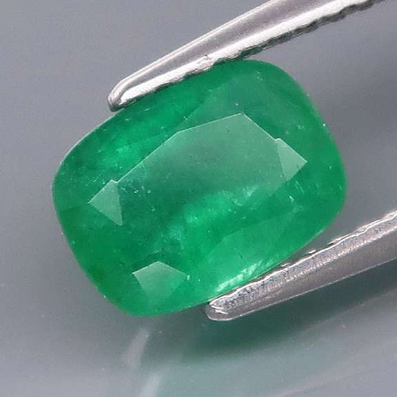 Vibrant color! 1.30ct rich green Colombian Emerald