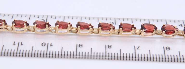 Attractive Yellow Gold Garnet oval Bracelet