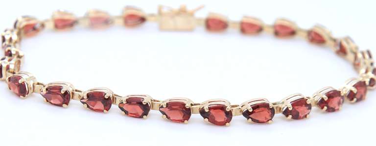 Attractive Yellow Gold Garnet oval Bracelet