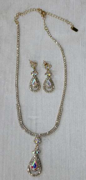 Set Of Fashion Jewelry Neck Lace And Earrings