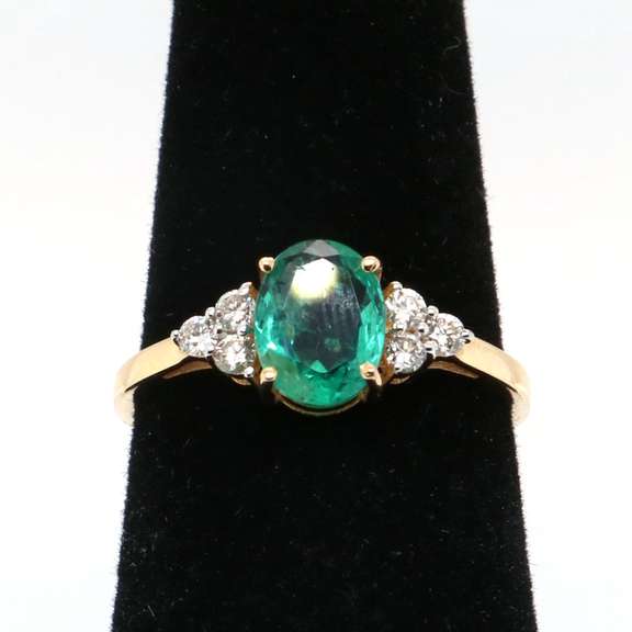 Elegant 14kt Emerald and Diamond Ring