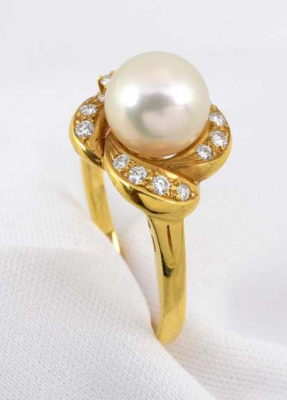 Lustrous 18k Pearl & Diamond Ring