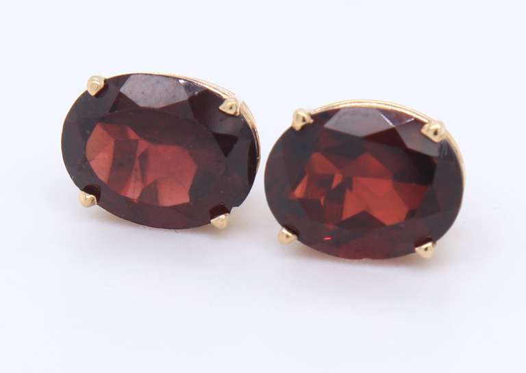 Great Yellow Gold oval Garnet Stud Earrings