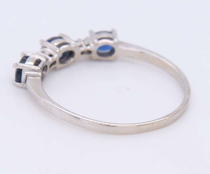Stunning White Gold Sapphire and Diamond Ring