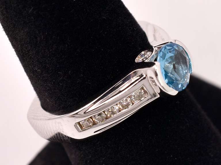 Gorgeous Approx. 1.00CTS Topaz and Diamond Ring in 14K White Gold