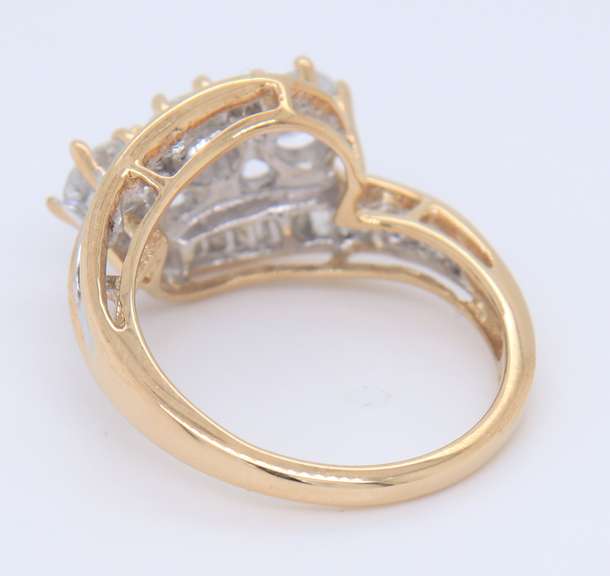 Elegant Yellow Gold Round Brilliant Cut and Baguette Diamond Ring