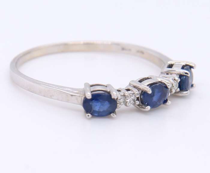 Stunning White Gold Sapphire and Diamond Ring