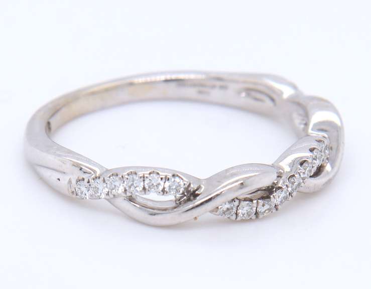 Incredible White Gold Princess Cut Diamond Twisted Engagement Ring with Band